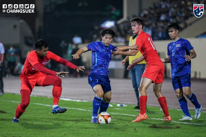 U23 Thái Lan lên đầu bảng sau trận thắng Singapore 5-0